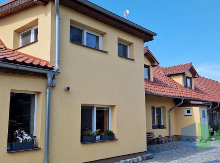 pohled-na-dum-se-dvorem.jpeg | Prodej - dům/vila, 175 m²