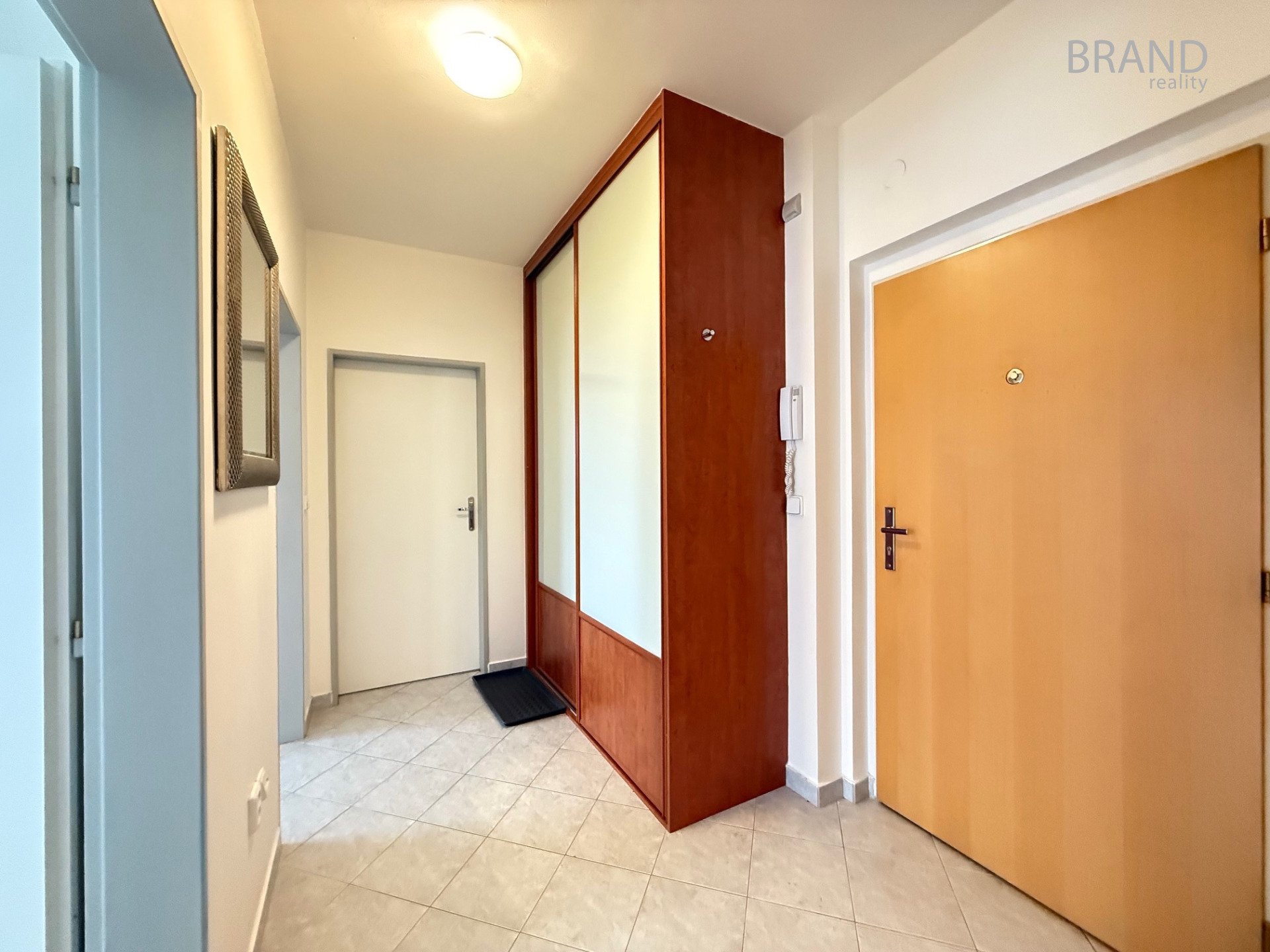 Pronájem bytu 2+kk/balkon/GS, 56 m2, ul. Názovská, Praha - Strašnice. 
