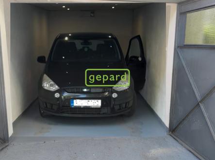 s-autem.jpg | Prodej - malý objekt/garáž