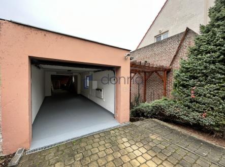 2-garazot.jpg | Pronájem - dům/vila, 186 m²
