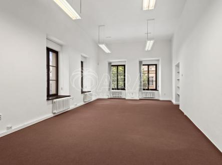 Pronájem - kanceláře, 371 m²