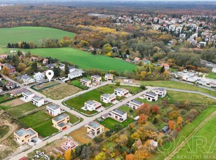 Pohled z výšky na pozemek a okolí | Prodej - pozemek pro bydlení, 765 m²