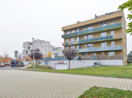 pronajem-byty-1-kk-33-m2-praha-uhrineves-003-7bdfe2.jpg | Pronájem bytu, 1+kk, 33 m²