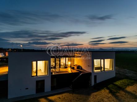 Noční pohled na rozsvícený dům | Prodej - dům/vila, 149 m²