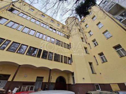 pohled ze dvora | Prodej - nájemní dům, 2 699 m²