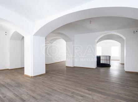 Pronájem - obchodní prostor, 379 m² obrázek
