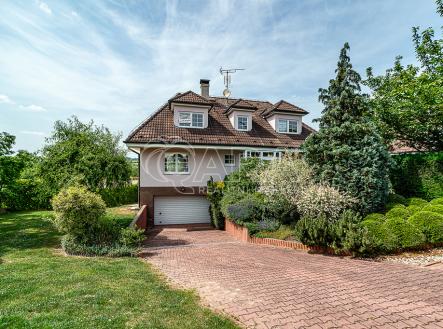nadstandardní vila s velkým pozemkem | Prodej - dům/vila, 350 m²