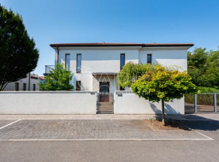 doem-statenice-47-of-48.jpg | Prodej - dům/vila, 285 m²