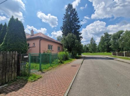 1-4-ulice-dum-zboku.jpg | Prodej - dům/vila, 160 m²