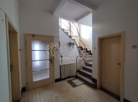 chodba-schodiste-prizemi.jpg | Prodej - dům/vila, 372 m²