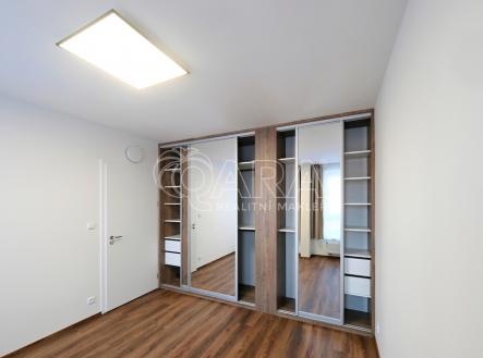 Úložný prostor ve vestavěných skříních | Pronájem bytu, 2+kk, 44 m²