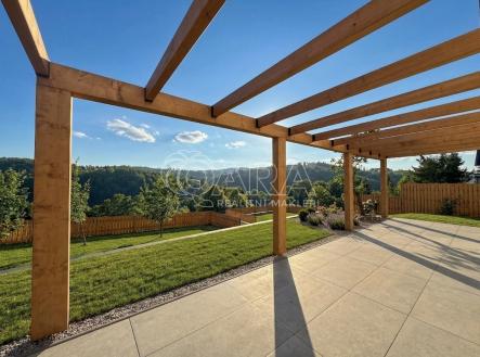 terasa před obývákem | Prodej - dům/vila, 245 m²