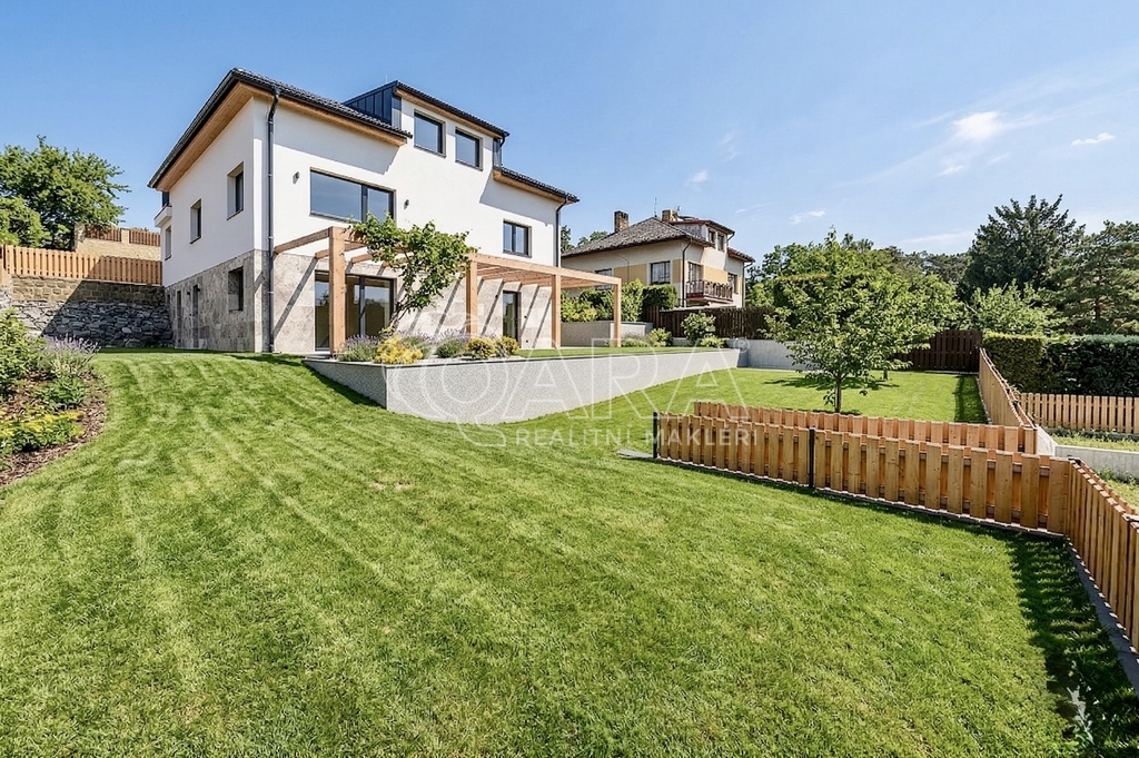 pohled na dům ze zahrady