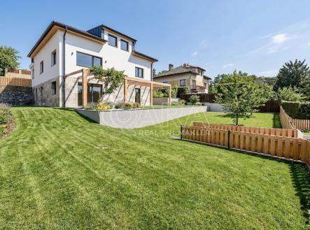 pohled na dům ze zahrady | Prodej - dům/vila, 245 m²