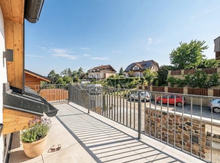 balkon podkrovního bytu | Prodej - dům/vila, 245 m²