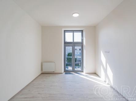 Obývací pokoj s francouzským balkonem | Pronájem bytu, 1+kk, 40 m²