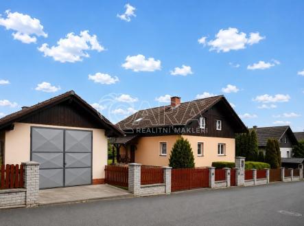 pohled ze silnice I.jpg | Prodej - dům/vila, 264 m²