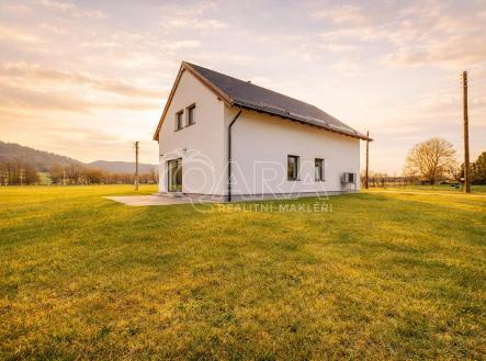 Bílý dům v zlatém odpoledním světle.jpeg | Prodej - dům/vila, 199 m²