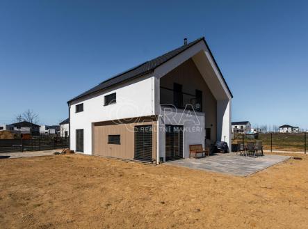 pohled šikmo ze zahrady.jpg | Prodej - dům/vila, 183 m²