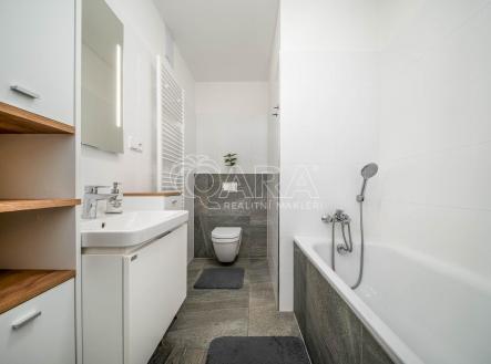 Koupelna s vanou a závěsnou toaletou | Prodej bytu, 2+kk, 51,3 m²