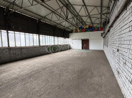Pronájem - skladovací prostor, 221 m²