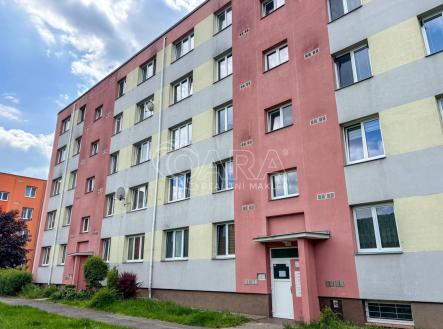 Pohled na dm | Prodej bytu, 1+1, 37,5 m²