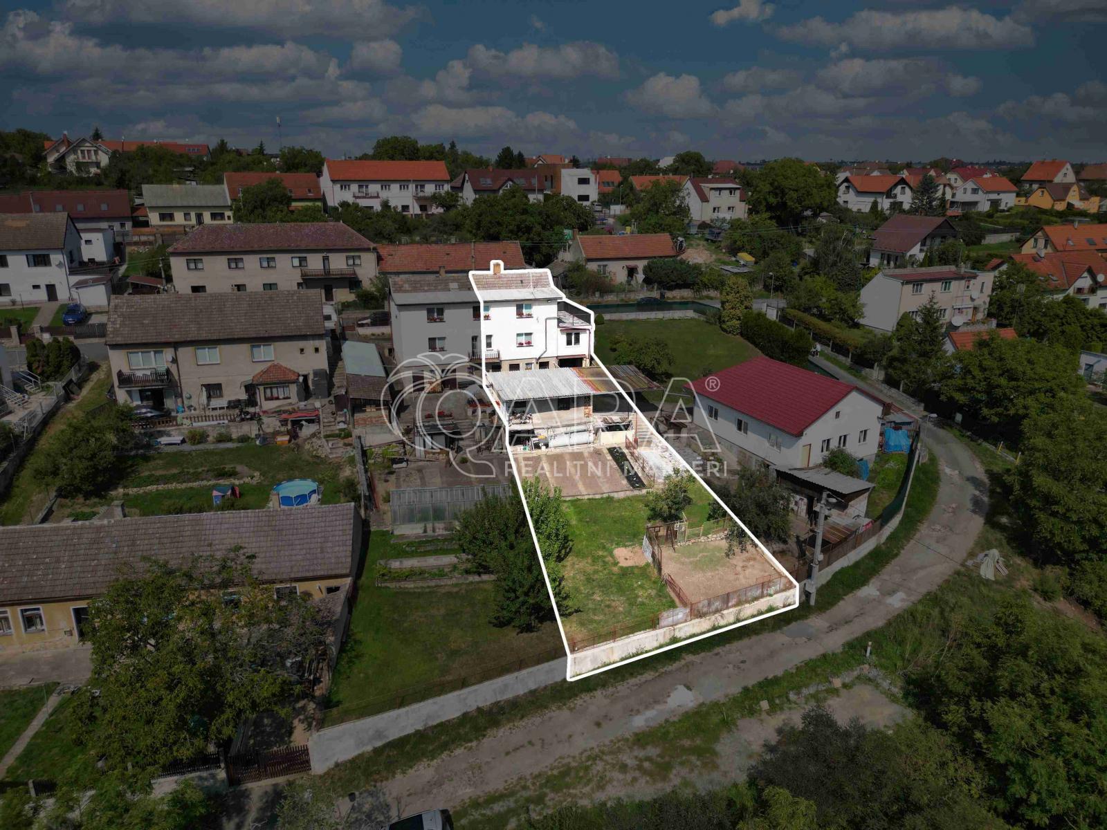 leva zahrada bila.jpg