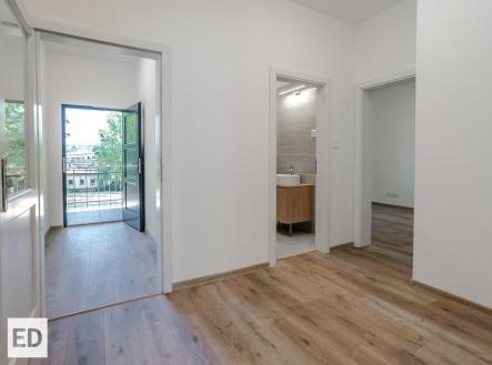 Chodba - vchod do koupelny a pokoje 1 | Prodej bytu, 3+kk, 74,3 m²