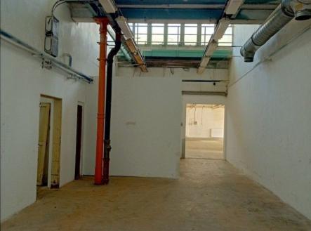 Pronájem - skladovací prostor, 700 m²