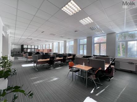 Pronájem - kanceláře, 1 400 m²