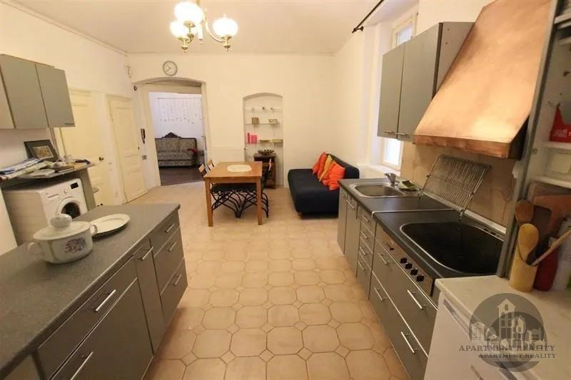 kuchyně s závěsné osvětlení, kachličková podlaha, šedé skříňky, deformace, a dřez