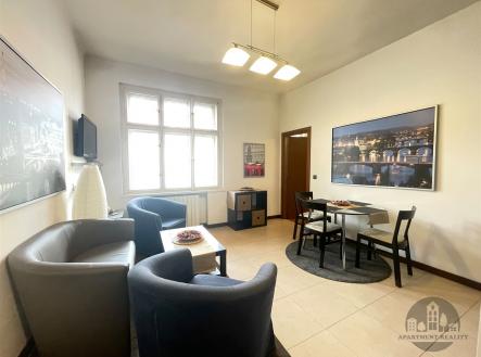 Jídelní kout s moderním designem, světlá dlažba, velká okna, dekorativní osvětlení, stylově zařízený, elegantní pocit pro pohodové stolování | Pronájem bytu, 2+kk, 37 m²