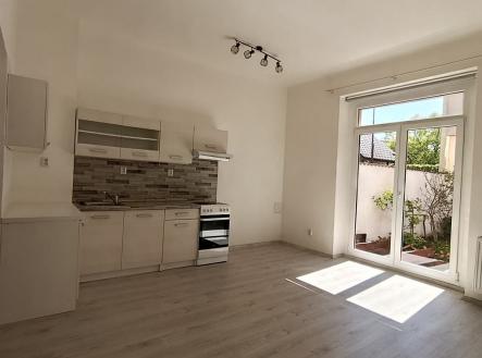 Moderní kuchyň s parketovou podlahou, velké francouzské okno a světlý interiér, ideální pro otevřený obytný prostor | Pronájem bytu, 2+kk, 51 m²