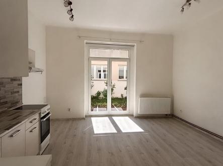 Prostorný obývací pokoj s moderní kuchyní, parketová podlaha, velká okna, světlý interiér, rekonstruovaný prostor. | Pronájem bytu, 2+kk, 51 m²