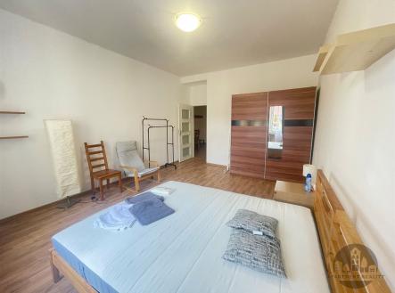 Prostorná ložnice s parketovou podlahou, moderní vestavěné skříně a světlé stěny vytvářejí příjemnou atmosféru pro relaxaci. | Pronájem bytu, 2+kk, 40 m²