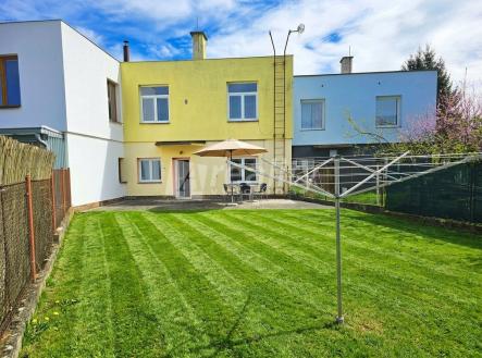 Mowed_lawn_with_stripes_towards_202605012222 | Prodej - dům/vila, 169 m²