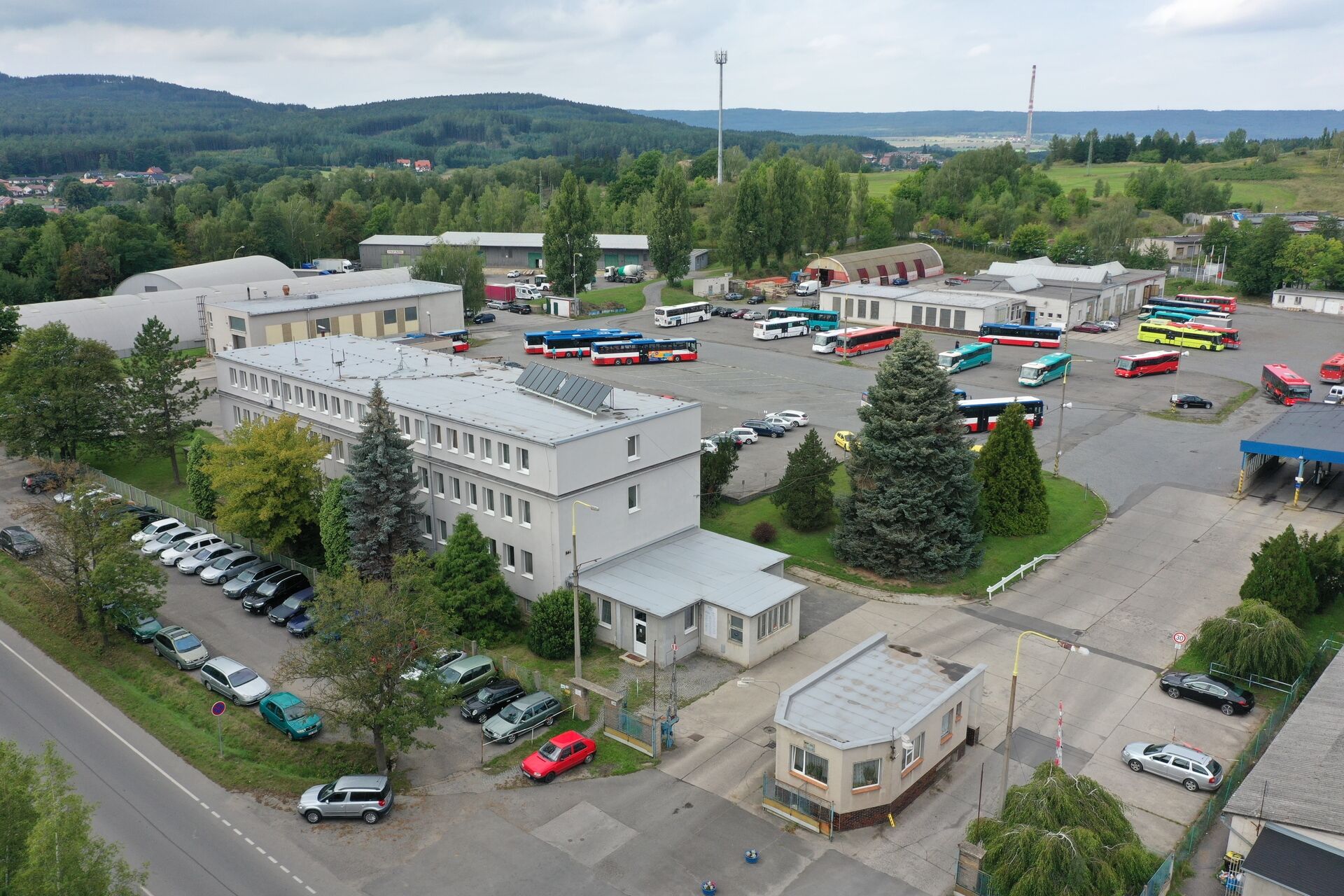 Dvě propojené kanceláře v areálu BUS real v Příbrami