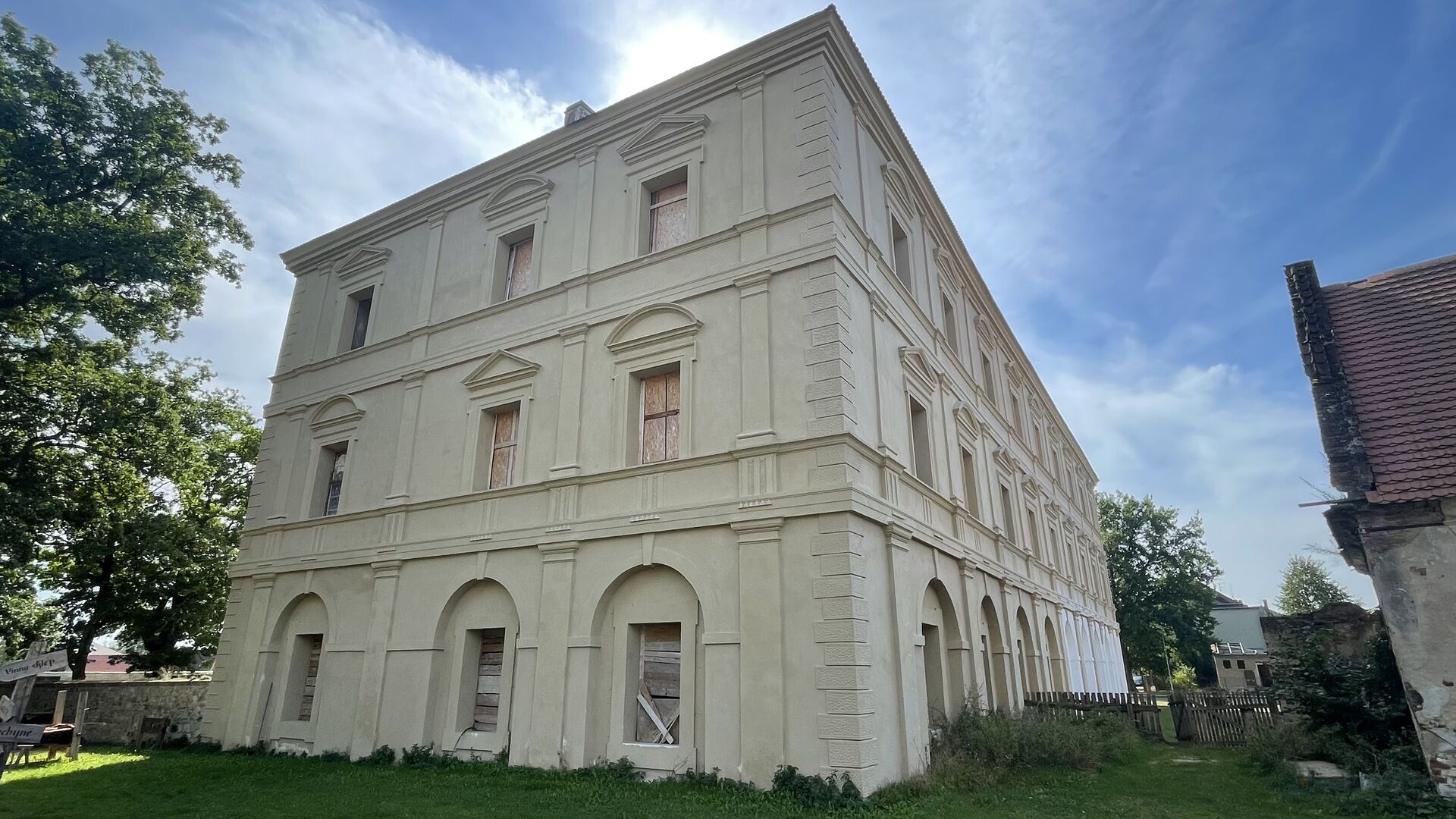 Zámek s hospodářskou budovou - Kestřany, okr. Písek