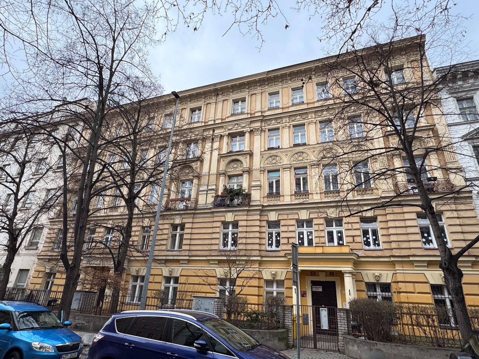 Městský byt 3+1+hala na Praze 2