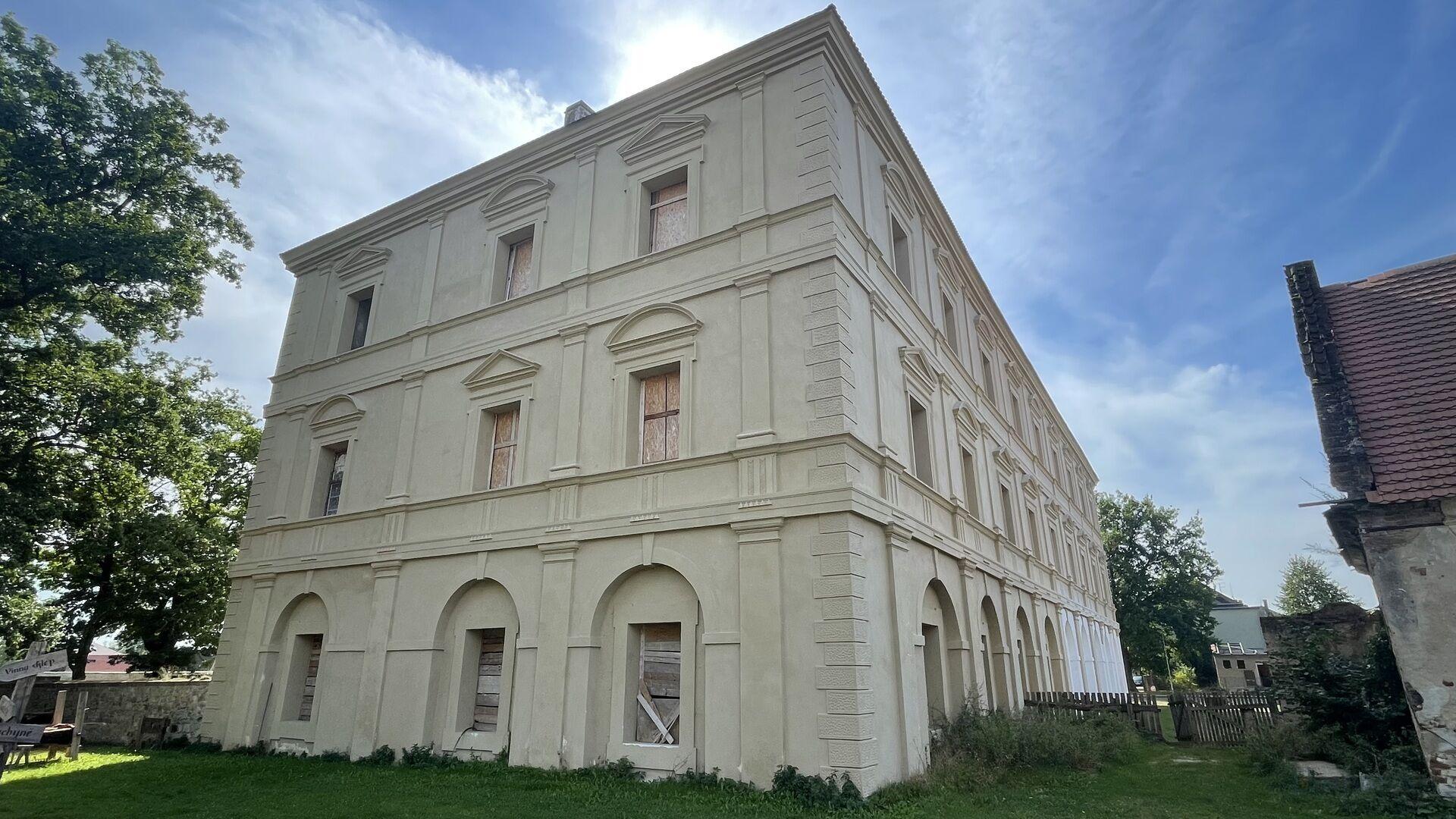 Zámek s hospodářskou budovou - Kestřany, okr. Písek