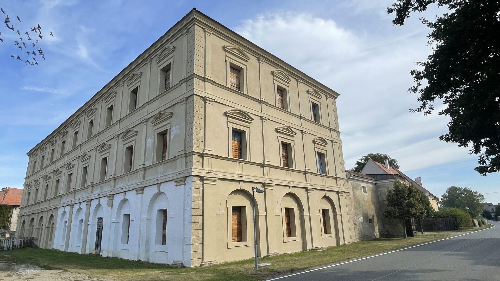 Zámek s hospodářskou budovou - Kestřany, okr. Písek