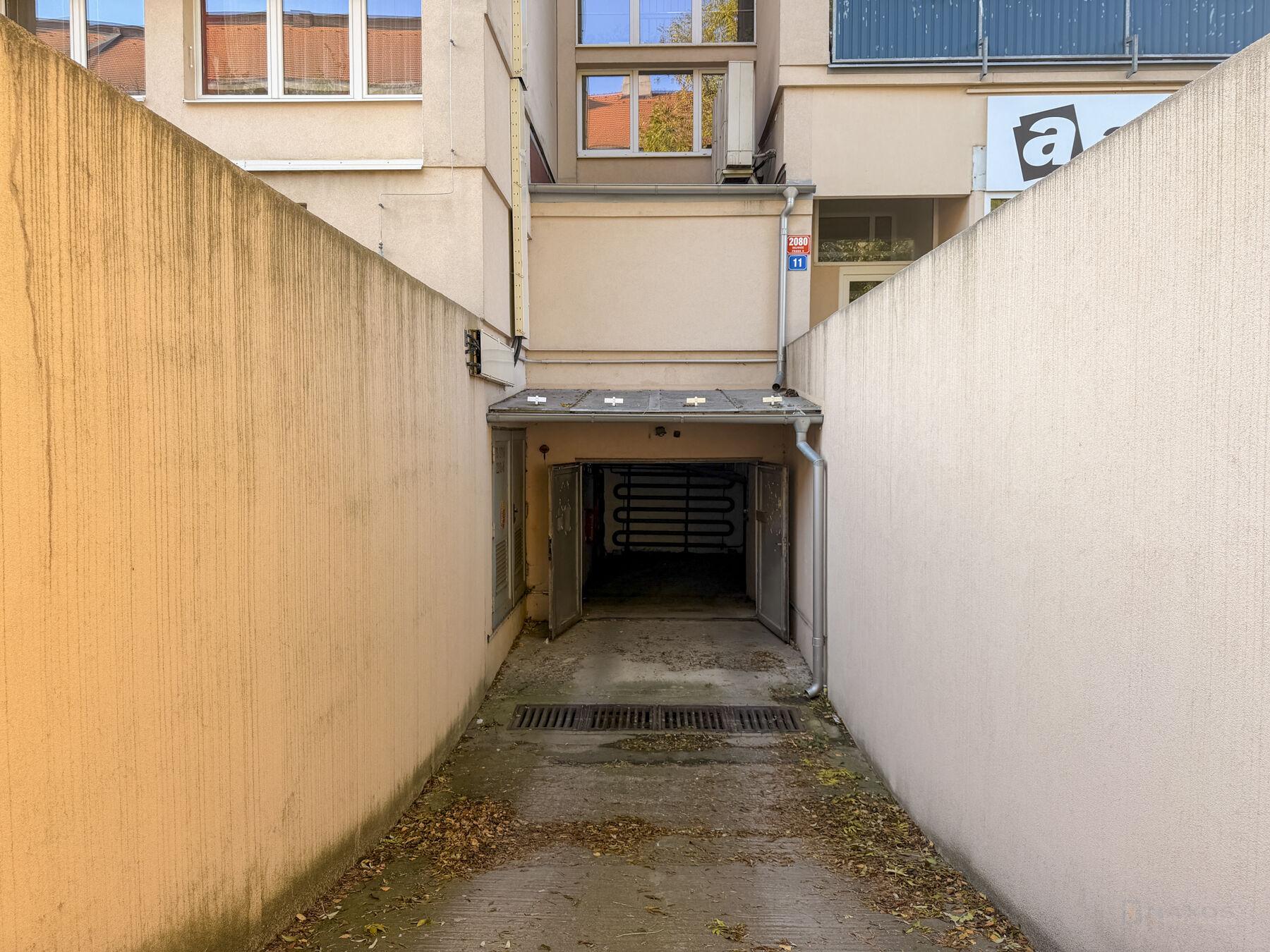 Pronájem garážového stání, Banskobystrická, Praha 6 - Dejvice