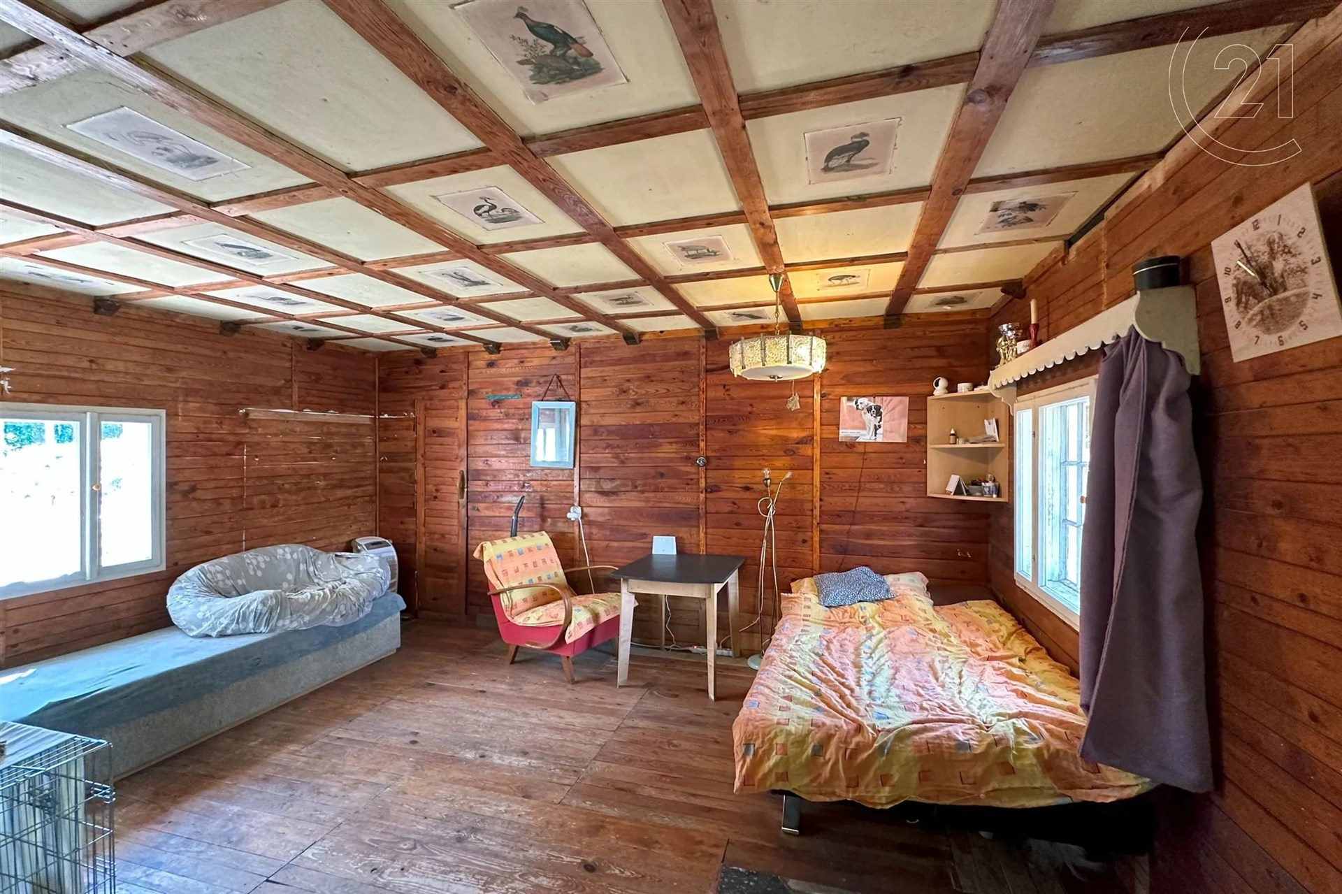 interiér prostor s přirozené světlo, kazetový strop, dřevěná zeď, a dřevěná podlaha