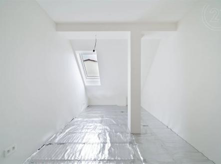 prázdná místnost s kachličková podlaha a přirozené světlo | Prodej bytu, 3+kk, 7 m²