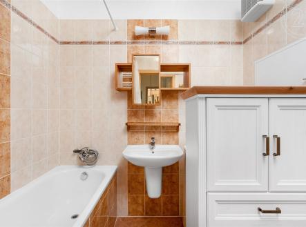 Koupelna s vanou a WC | Prodej bytu, 1+kk, 41 m²