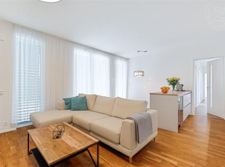 I z obývacího pokoje je možné přímo projít na předzahrádku | Pronájem bytu, 3+kk, 185 m²