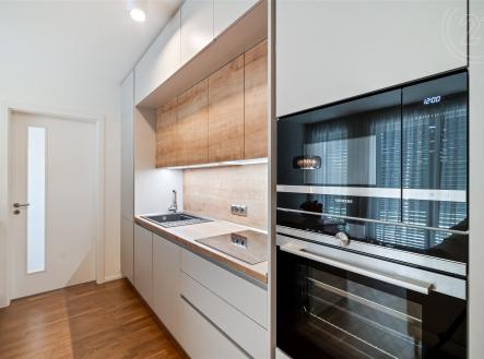Kuchyně je vybavená spotřebiči BOSCH a Siemens | Pronájem bytu, 3+kk, 185 m²