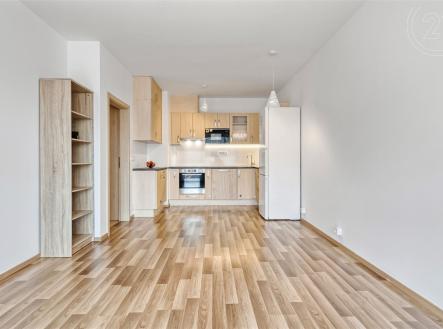 Pohled na kuchyňský kout a obývací pokoj od okna | Pronájem bytu, 2+kk, 50 m²