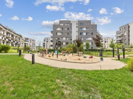 Velké dětské hřiště ve vnitrobloku, který je přístupný pouze rezidentům | Prodej bytu, 5+kk, 132 m²