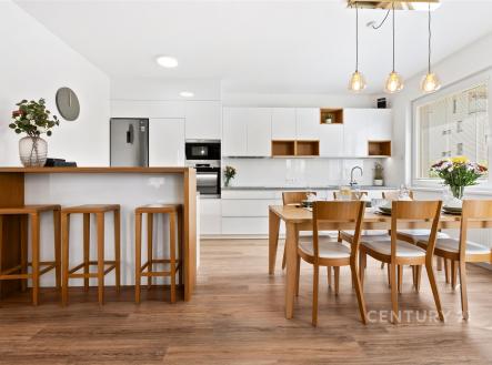 Prostorný obývací pokoj s kuchyňským koutem a výstupem na terasu | Prodej bytu, 5+kk, 132 m²